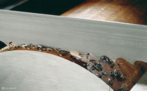 临汾带锯床线速度设定过高，为什么会导致带锯条齿尖发热加速锯条的磨损？